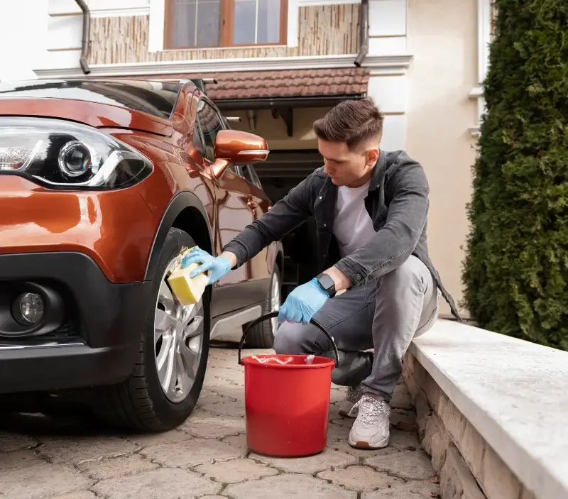 Lavage auto à domicile Garidech : professionnel intervenant sur un véhicule